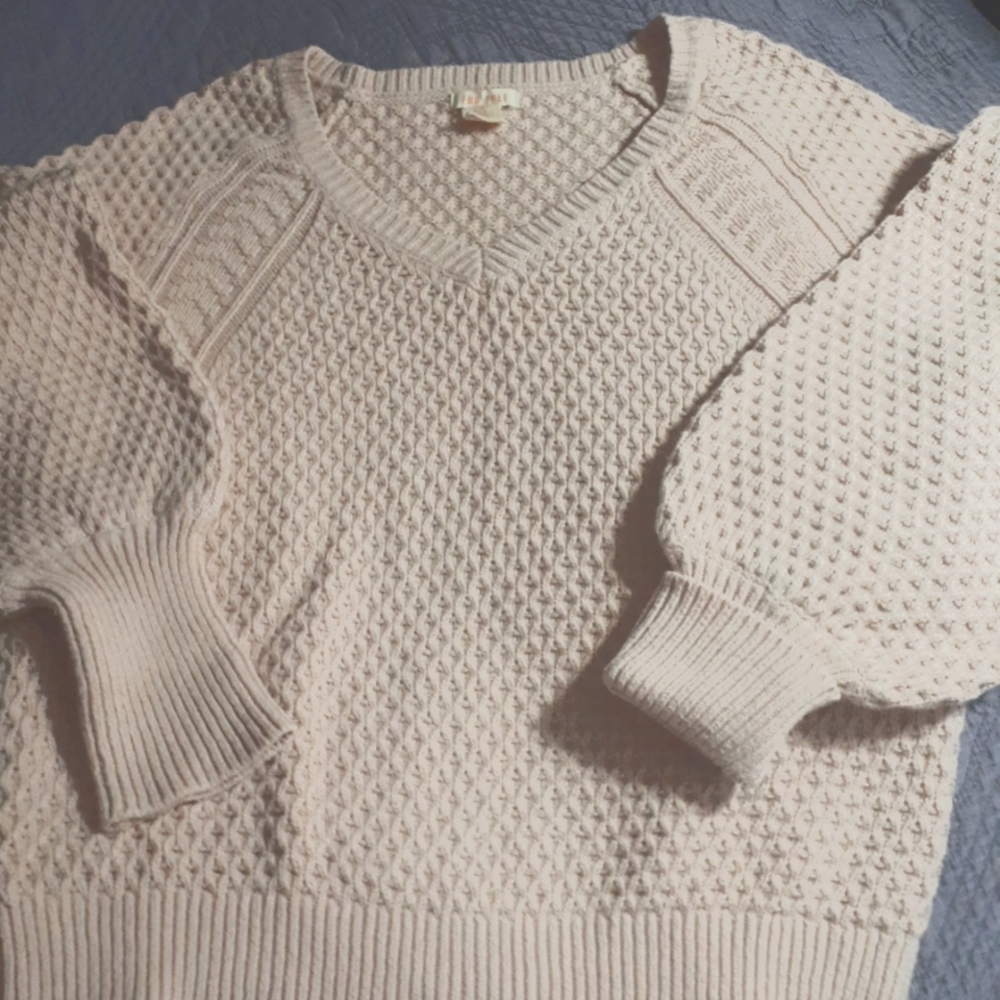 Dusty pink, v-neck pullover knit sweater. Long slv with turnback cuff.